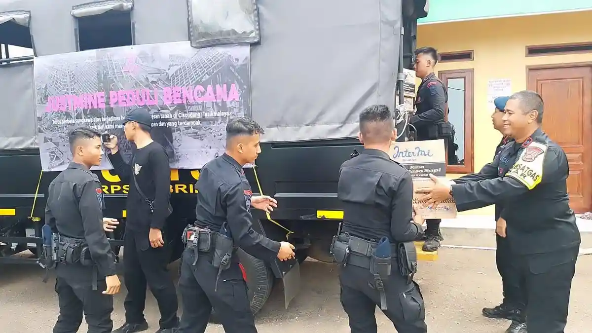 Batalyon D Pelopor Beri Sembako Untuk 110 Warga Terdampak Bencana Pergerakan Tanah