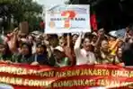 Warga Tanah Merah Demo Soal KTP