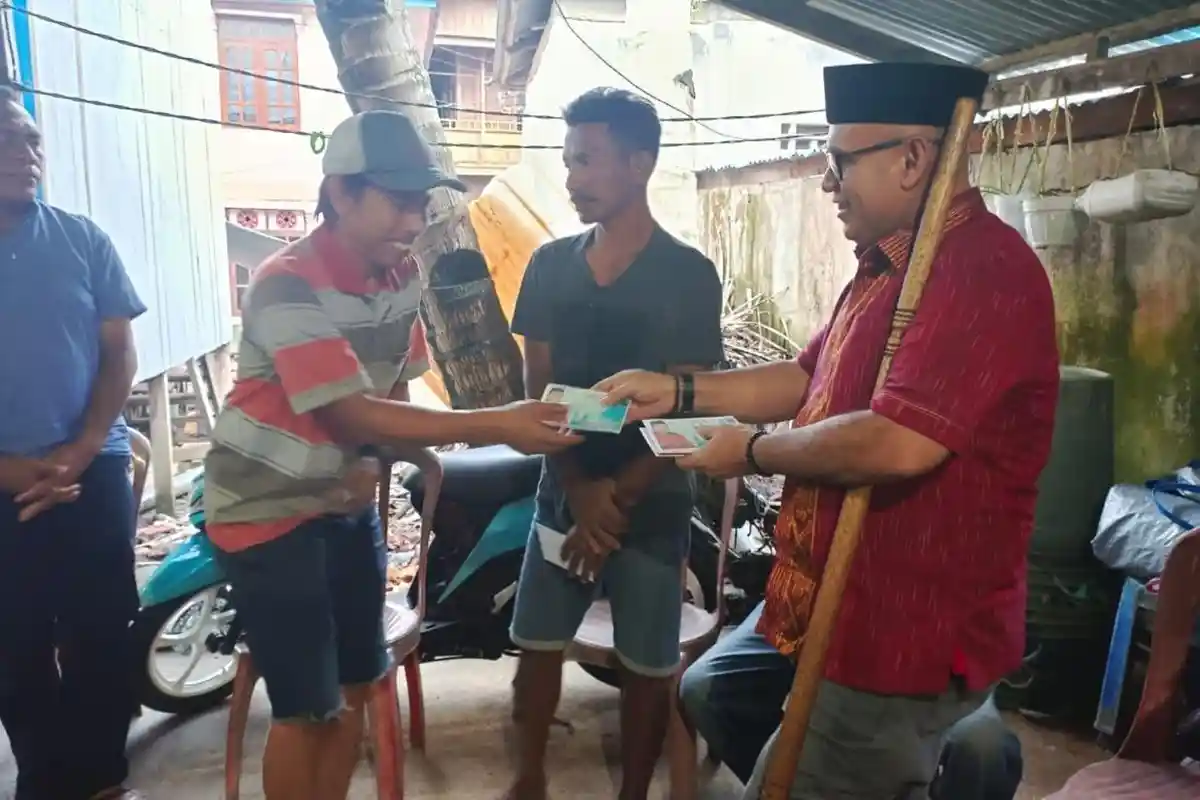 Kunjungi Korban Kebakaran Sorong, Anggota DPD RI Sanusi Rahaningmas Beri Amplop Bergambar Wajahnya