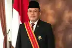guru-besar-fakultas-hukum-unhas-prof-aswanto-dianugerahi-penghargaan-dari-presiden.jpg