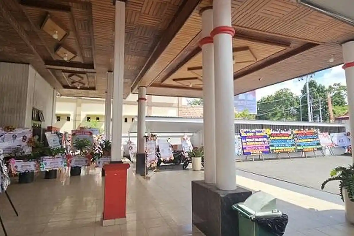 Puluhan Karangan Bunga Hiasi Halaman Kantor Gubernur Papua Tengah, Sambut Kedatangan Meki-Deinas