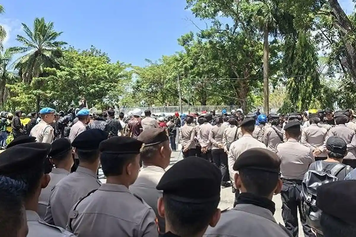 BREAKING NEWS Demo di Kendari Sulawesi Tenggara, Massa Datangi Kantor DPRD, Polisi-TNI Berjaga