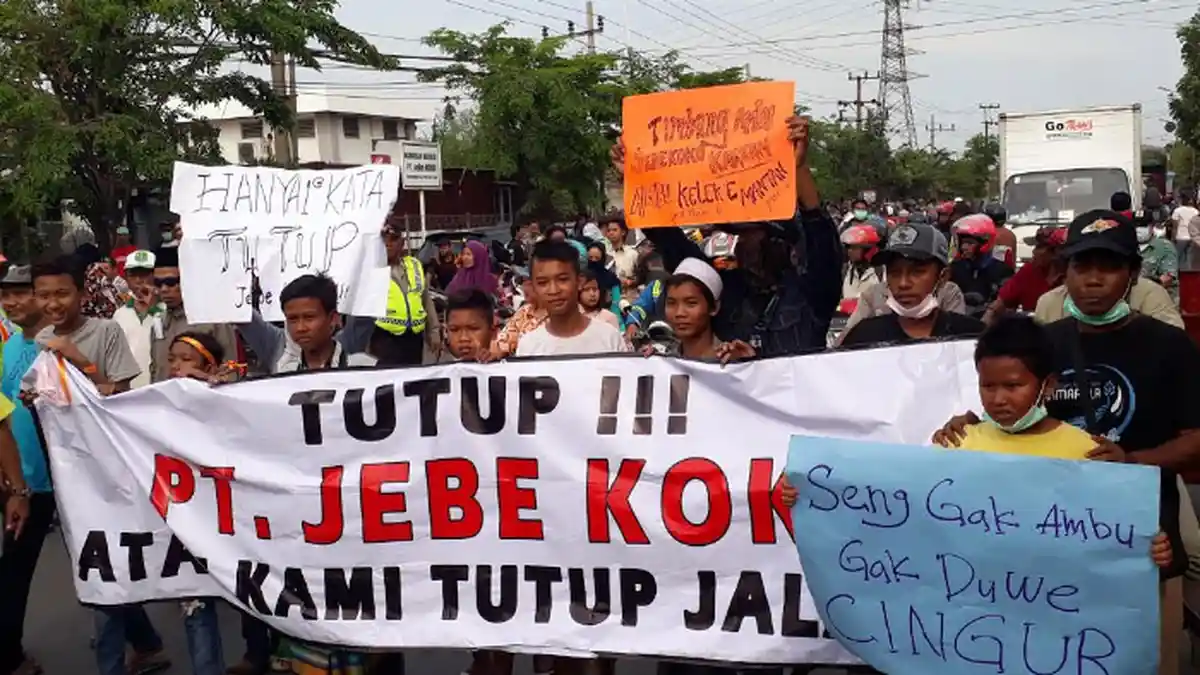 Demo Warga Manyar Gresik Tutup Jalan Raya, jika Perusahaan Tak Bereaksi Jalan Ditutup Selamanya