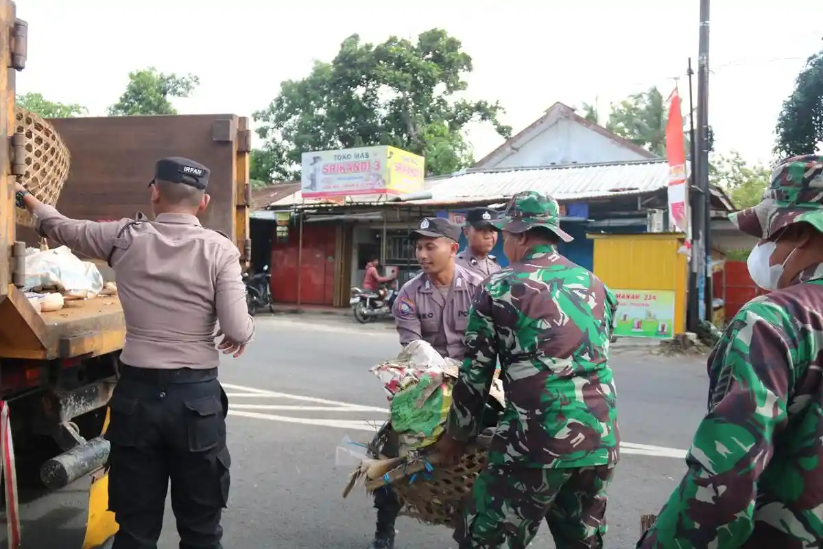 AnggotaTNI-Polri Kompak Bersih-bersih Pasar Mojogedang Karanganyar