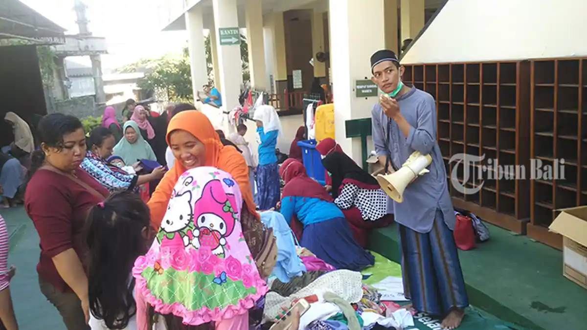 Bazar Amal Ramadan Bantu Ringankan Warga Kurang Mampu yang Ingin Membeli Baju Lebaran