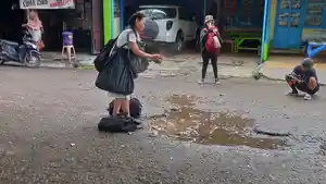 performans-mega-herdiyanti-kala-teater-di-terminal-malengkeri.jpg