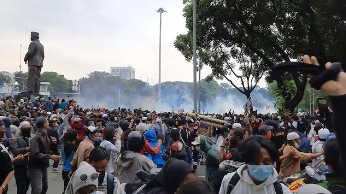Mahasiswa Lempar Botol Air Mineral, Polisi Balas Dengan Tembakan Gas Air mata