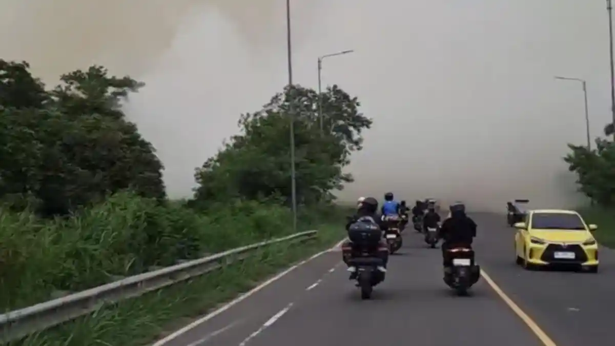 Jalinsum Palembang-Indralaya Dilanda Kabut Asap Pekat, Jarak Pandang Pengendara Terbatas