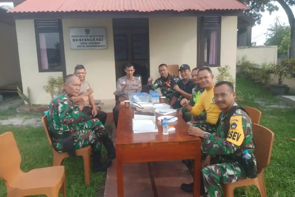 Kolaborasi TNI-Polri dalam Kunjungan Siswa Dikjurtaif Abit TNI AD ke Polsek Singkawang Selatan