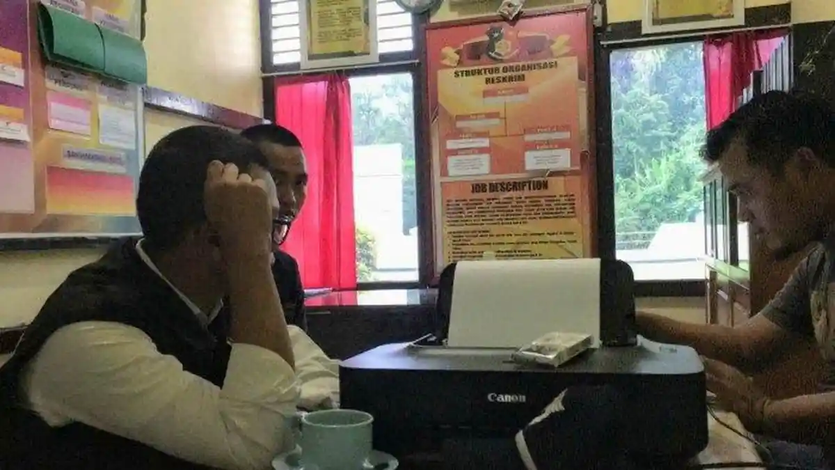 Tak Mau Bungkusannya Diperiksa, Oknum Caleg Marah, Berkata Kasar hingga Pukul Petugas Bea Cukai