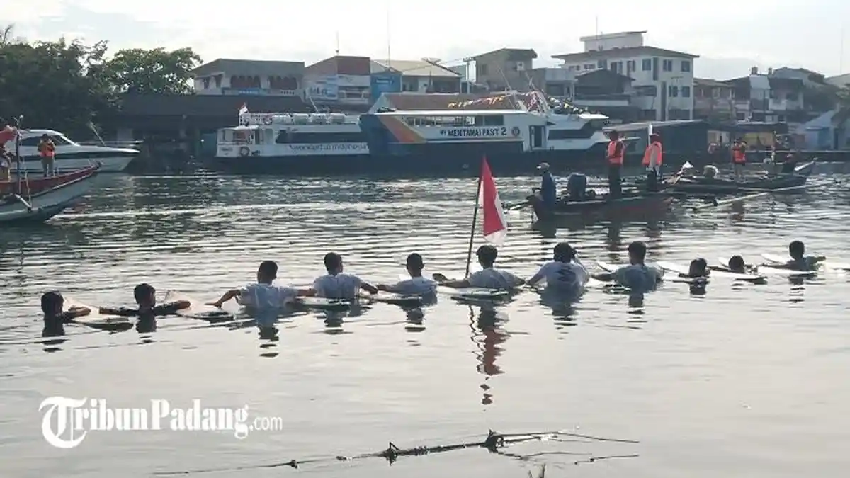 Gelar Upacara Bendera 17 Agustus di Atas Perahu, Pokdarwis Gunung Padang Perkenalkan Kampung Nelayan