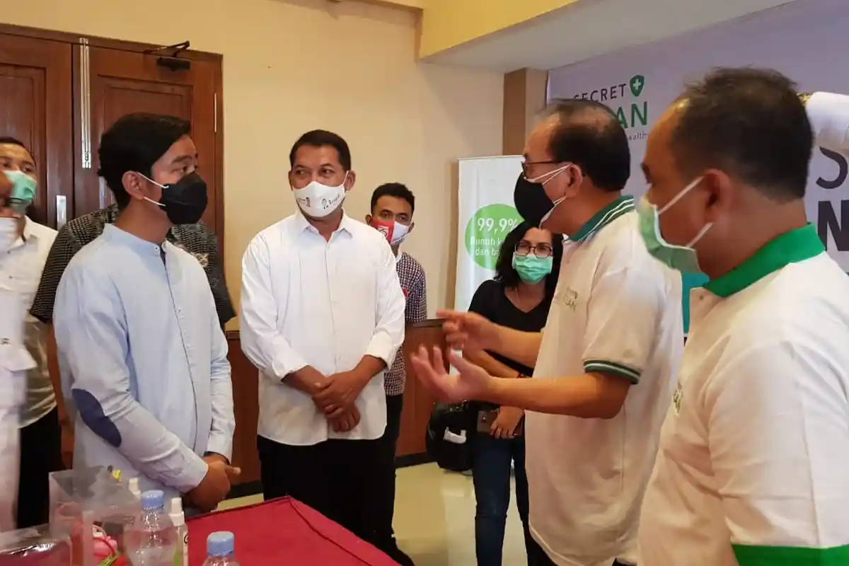 Gencarkan Protokol Kesehatan Jelang Pilkada Serentak 2020, Gibran-Teguh Terima Hand Sanitizer