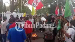 mahasiswa-bakar-ban-di-kantor-gubernur-sumbar-1562026.jpg