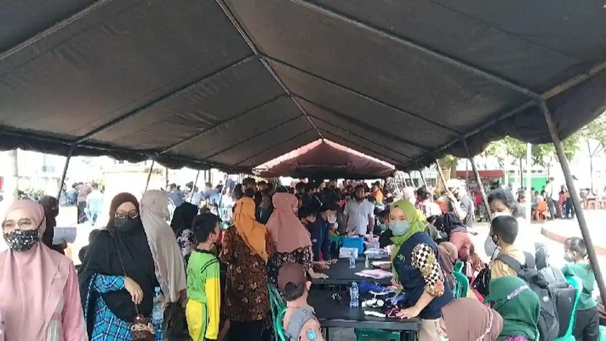 Vaksinasi TNI & Polri Diserbu 350 Warga Parepare