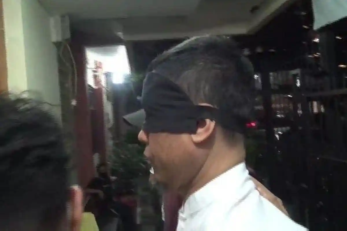 Penjelasan Polri soal Alasan Menutup Mata Munarman dan Status Hukumnya