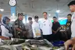 Pj Gubernur Bangka Belitung Sidak Pasar Tanjungpandan, Cek Stok dan Harga Bahan Pokok
