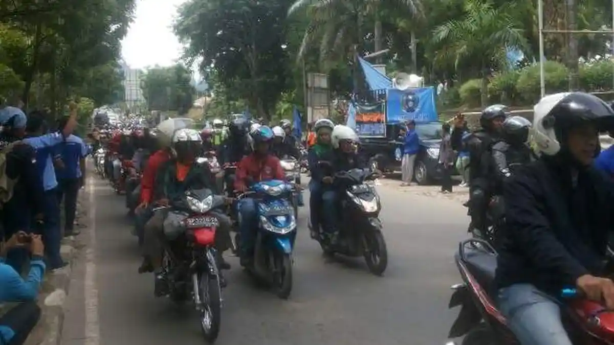 Jumlah Buruh yang Ikut Demo Hari Ini Diklaim Lebih Banyak, Simpang Panbil Mall Mulai Macet
