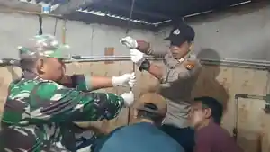 Personil-Polsek-Bunut-mengecek-TKP-kasus-bunuh-diri-seorang-warga-Pelalawan.jpg