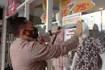 Polres Salatiga Tempel 500 Stiker Himbauan Taat Prokes