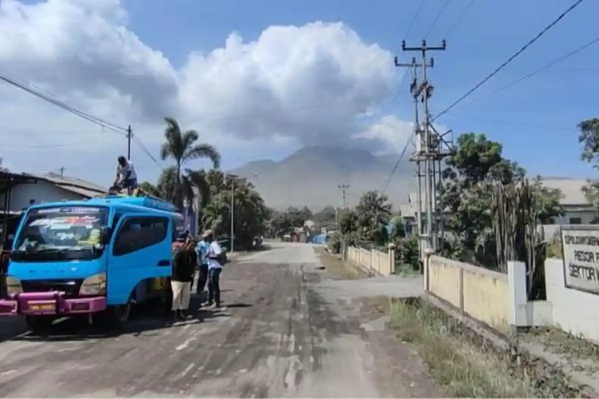 Gunung Lewotobi Masih Level Awas, 600 Jiwa Masih Bertahan di Zona Rawan