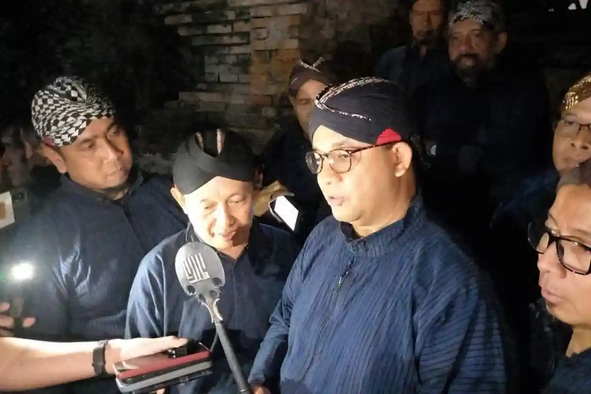 Ziarah ke Makam Kotagede, Anies Baswedan Diberi Tombak Cakra Kotagede, Ini Maknanya