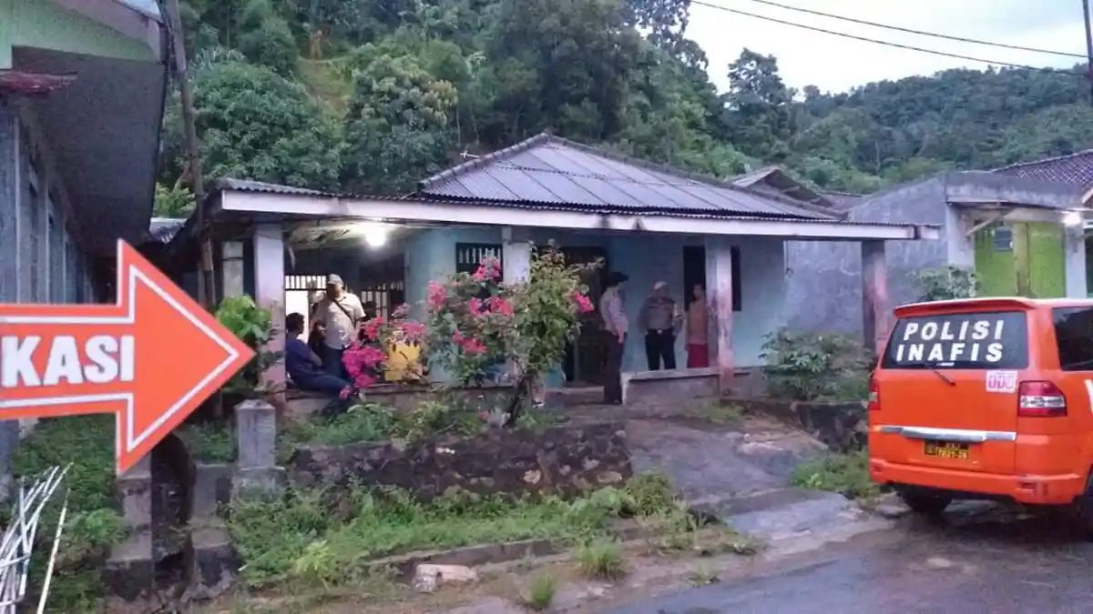 Warga Dobrak Pintu Kamar untuk Evakuasi Korban Gantung Diri di Bandar Lampung