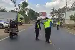 Polisi-melakukan-olah-tempat-kejadian-perkara-kecelakaan-maut-di-Jalan-Gatot-Subroto.jpg