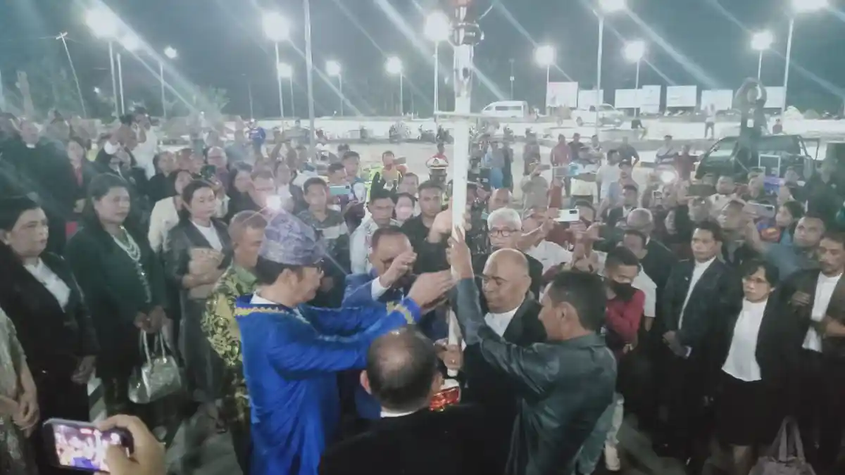 Bupati Benny Laos Terima  Obor Injil pada Pembukaan Sidang Sinode ke 29