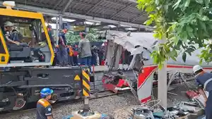 kecelakaan-kereta-api-di-bekasi.jpg