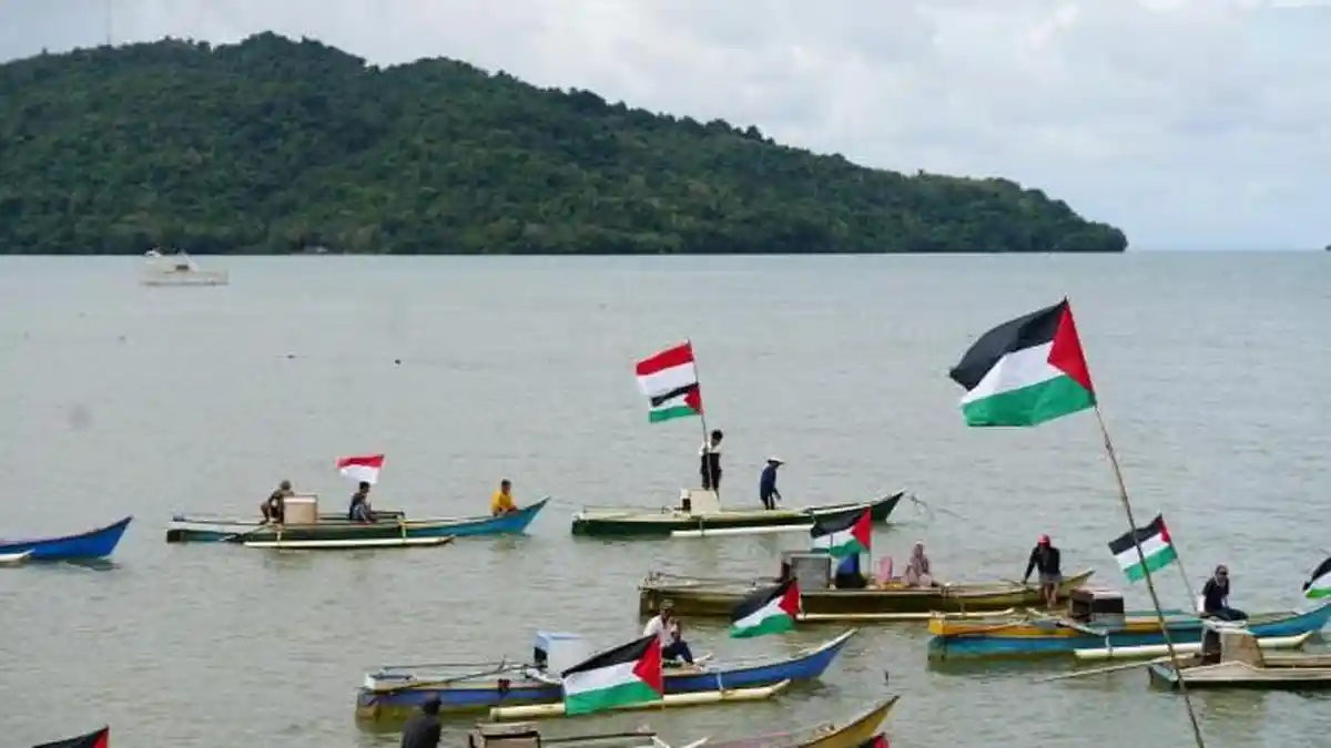 Ratusan Nelayan di Bone Sulsel Konvoi Naik Perahu, Kibarkan Bendera Indonesia dan Palestina
