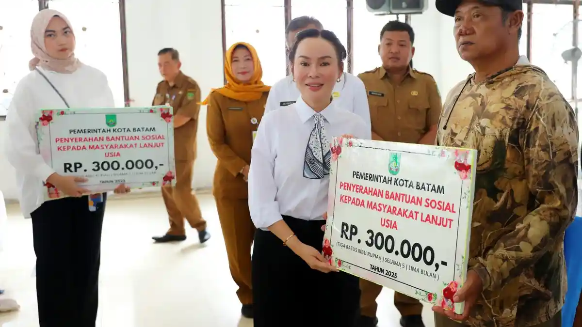 Pemko Batam Serahkan Bansos Lansia Tambahan ke 158 Warga Belakang Padang