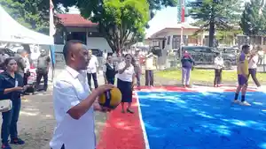 Wakil-Bupati-Ngada-Bernadinus-Dhey-Ngebu-saat-membuka-turnamen-bola-voli.jpg