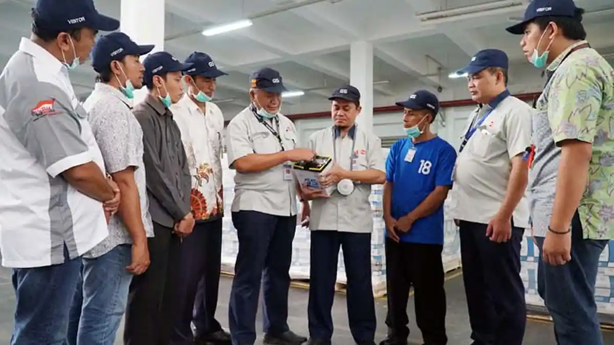 BERITA FOTO : Studi Banding UKM Mitra YDBA di Pabrik GS Battery
