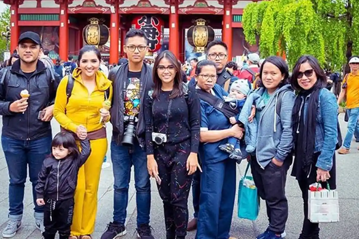 Nggak Ada Jarak, Ajak Asisten Rumah Tangga ke Jepang, Aurel dan Ashanty Belikan Benda Spesial Ini