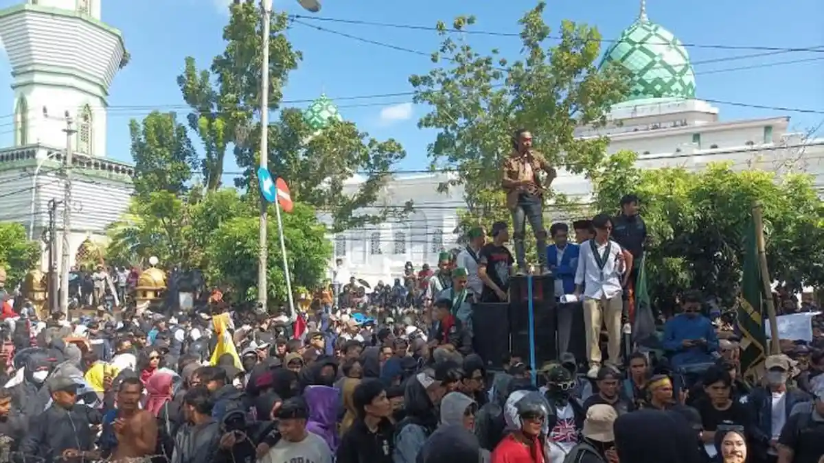 Bone Bergejolak, Aksi Tolak Kenaikan PBB Berujung Ricuh, Massa dan Aparat Saling Dorong