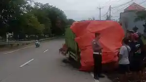 Polisi-melakukan-olah-TKP-kecelakaan-yang-melibatkan-truk-145.jpg