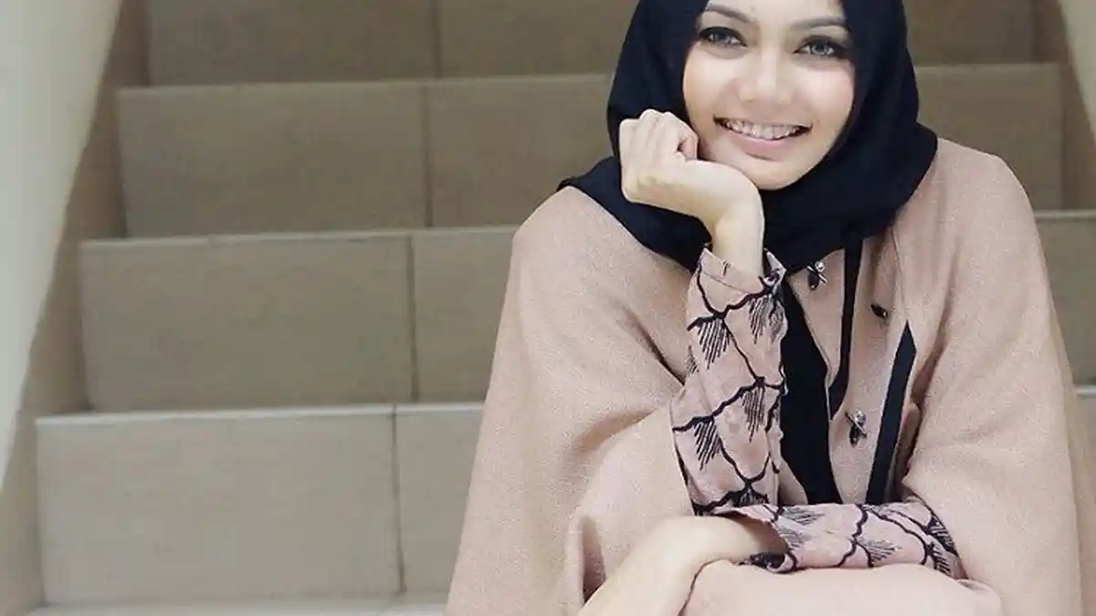 Dikabarkan Balikan dengan Mantan Suami, Rina Nose Kini Justru Terlihat Dekat dengan Pria Ini
