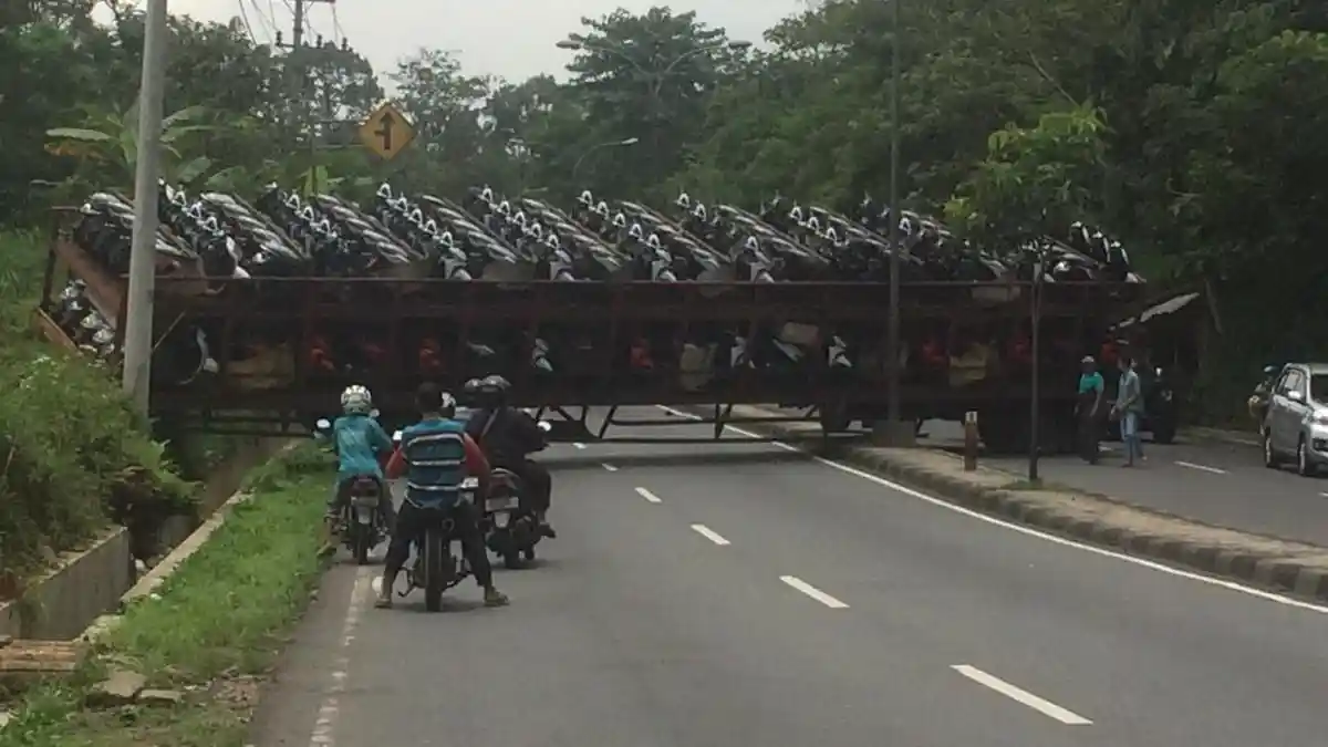 BREAKING NEWS : Truk Pengangkut Sepeda Motor Oleng Hingga Lewati Pembatas Lajur di JLS