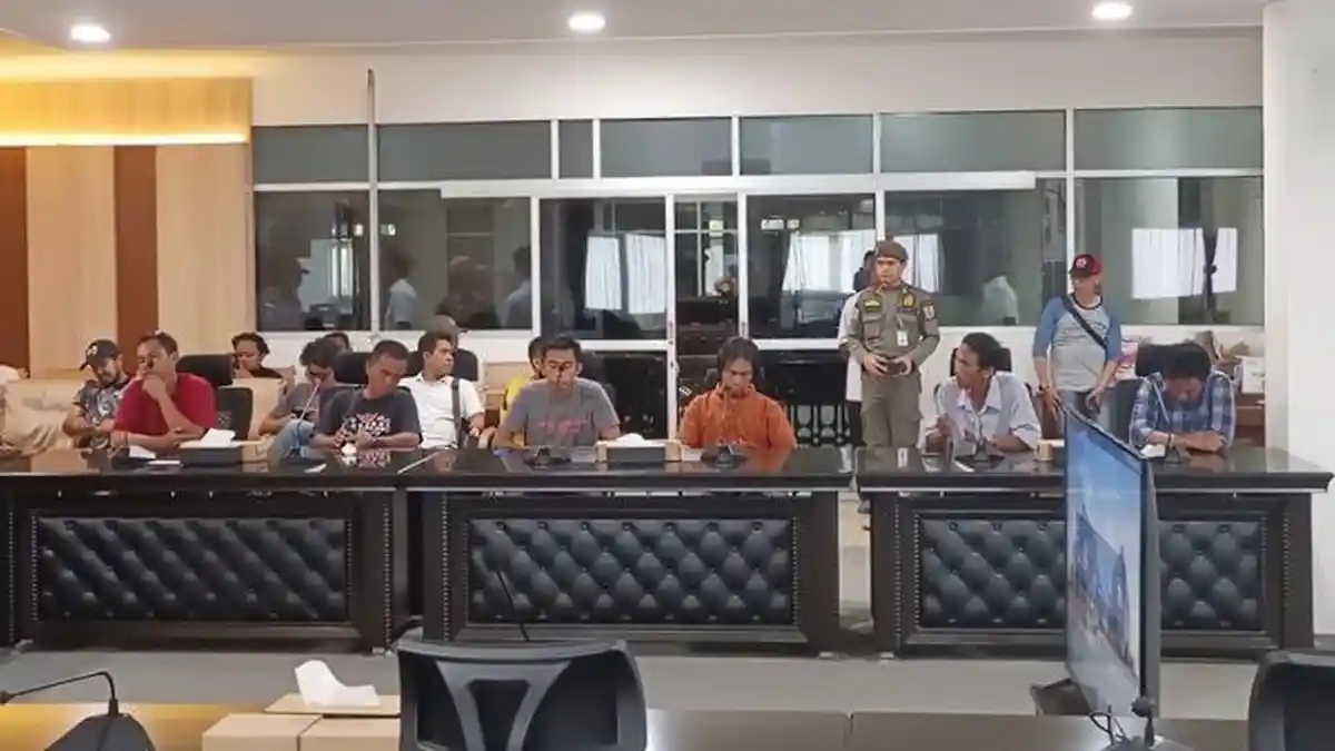 Geruduk DPRD Paser soal Pengadangan di Batu Sopang, Sopir Truk Batu Bara Bawa Anak dan Istri
