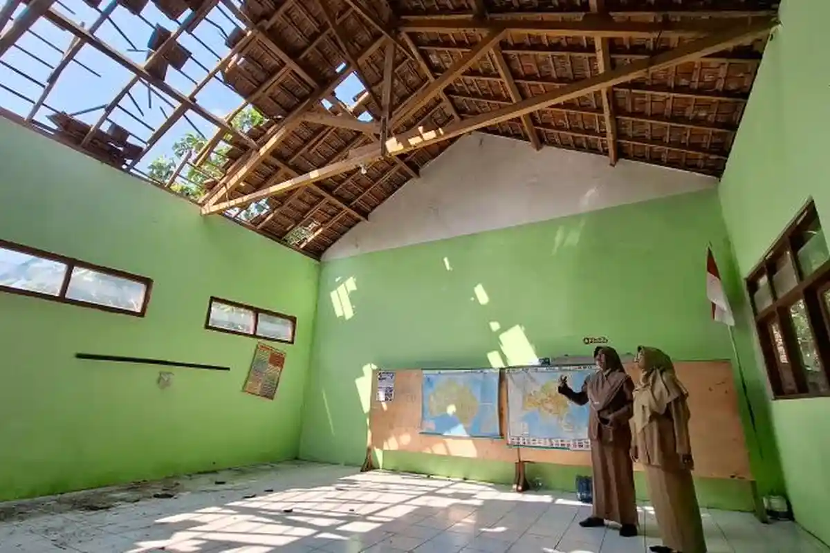 Atap Bangunan Kelas 6 SDN di Kabupaten Madiun Ambruk Tertimpa Pohon, Ujian Try Out Dialihkan