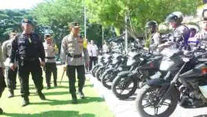 Kapolda-Gorontalo-Irjen-Pol-Pudji-Prasetijanto-Hadi-saat-mengecek-personel.jpg