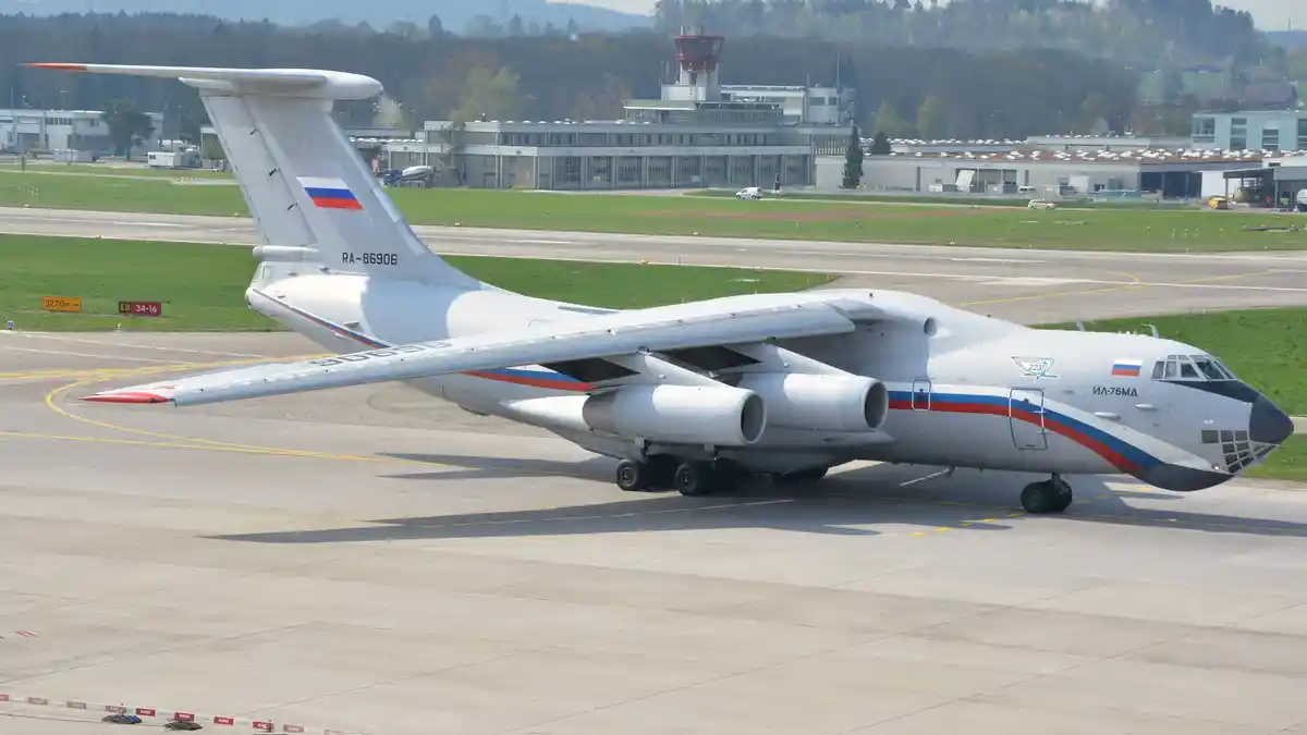 Pesawat Militer Rusia IL-76 Rontok Ditembak Arhanud Ukraina, Disebut-sebut 100 Penerjun Tewas