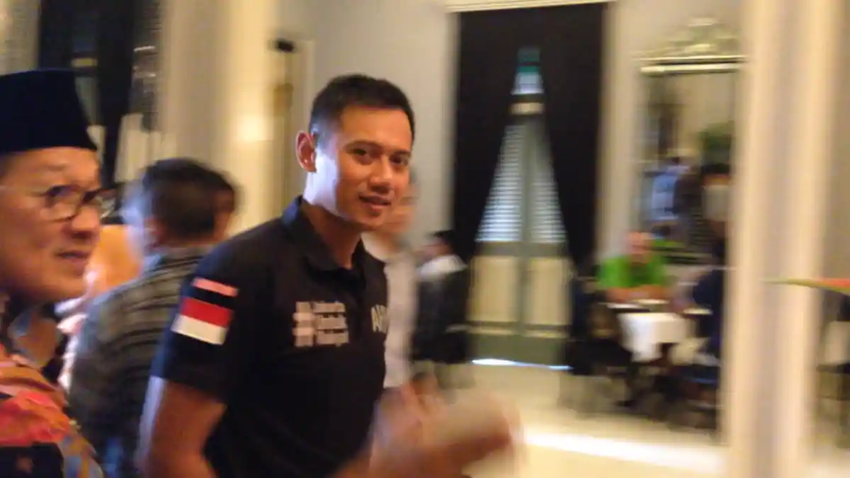 Agus Yudhoyono Turun dari Panggung untuk Berdialog dengan Warga
