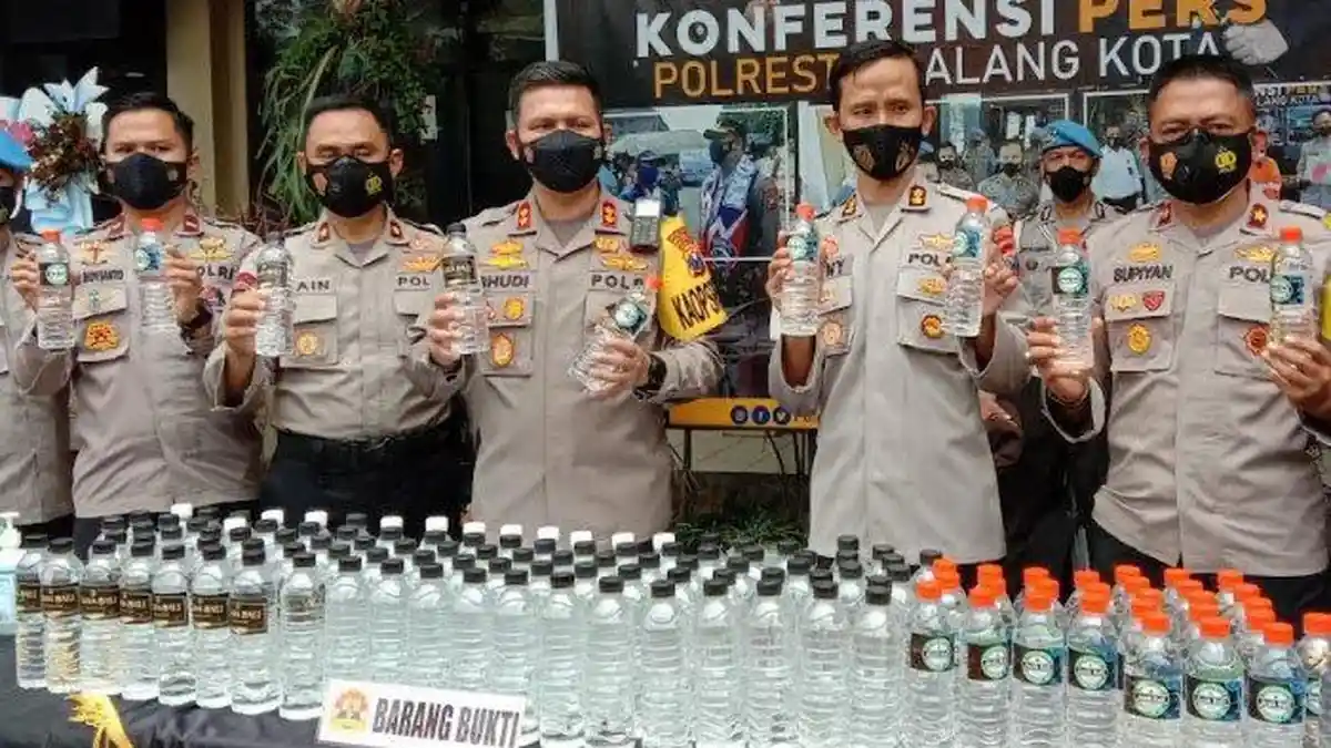 Polresta Malang Kota Gagalkan Pengiriman Ribuan Botol Arak Bali 