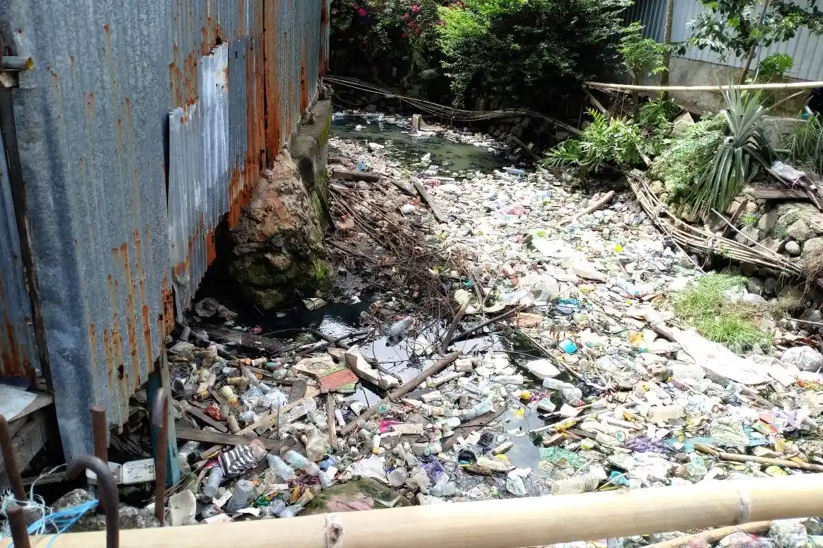 Kondisi Kanal di Jl Mangga Mamuju Memprihatinkan, Warga Khawatir Sebabkan Banjir