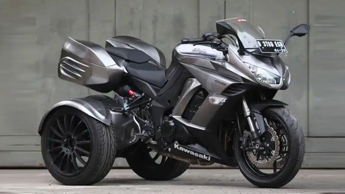 Seperti Ini Bentuk Kawasaki Z1000 Dimodifikasi Jadi Roda Tiga