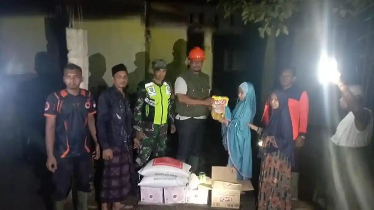 Korban Rumah Terbakar Jelang Puasa di Tanjong Beuridi Bireuen Terima Bantuan Masa Panik