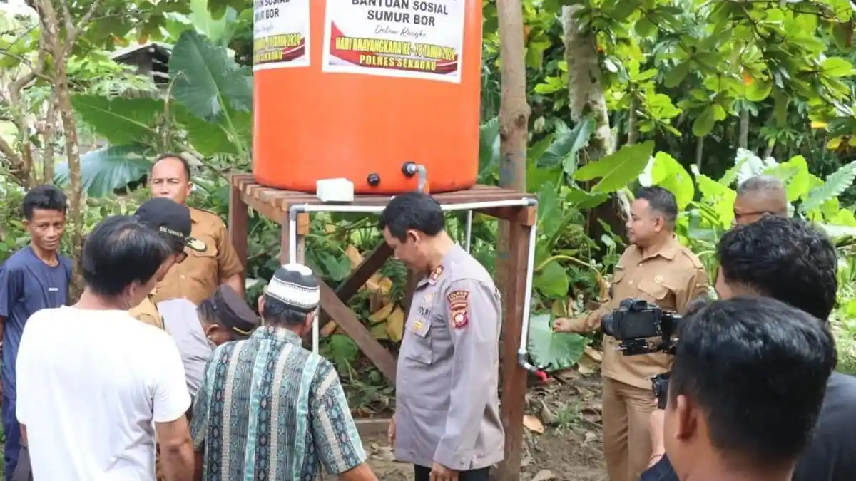 Peringati Hari Bhayangkara ke-78, Polres Sekadau Bantu Sumur Bor di Kemawan