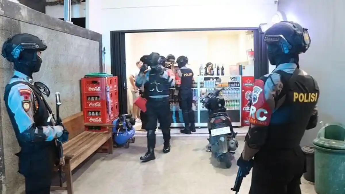 Sambangi Warung di Dua Tempat, Tim Patroli PRC Polresta Banyumas Amankan 48 Botol Miras Ilegal