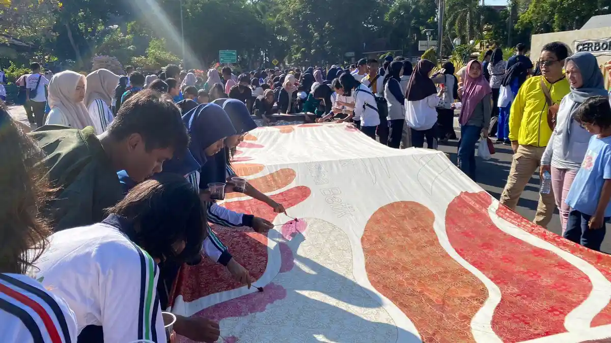 Momen Ratusan Pelajar Bondowoso Mencolet Batik di Kain Raksasa, Sambut Hari Batik Nasional